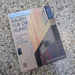 Ein Coverbild von Kurt Faltlhausers Buch "Bauen für die Kunst"