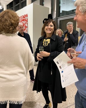 Die Künstlerin bei der Ausstellungseröffnung.